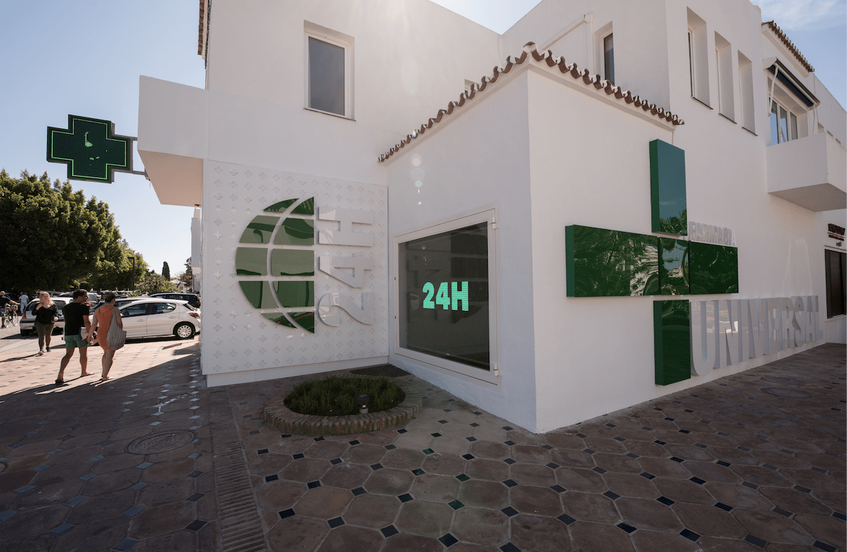 Fachada de Farmacia Universal 24h en Marbella